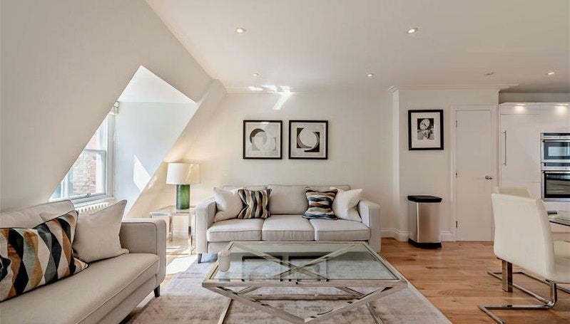Flat Grosvenor Hill in City of Westminster