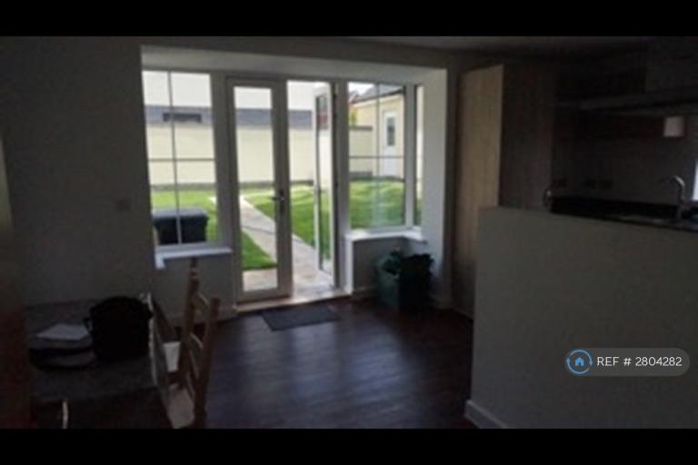 Room Gloucester Road in Filton