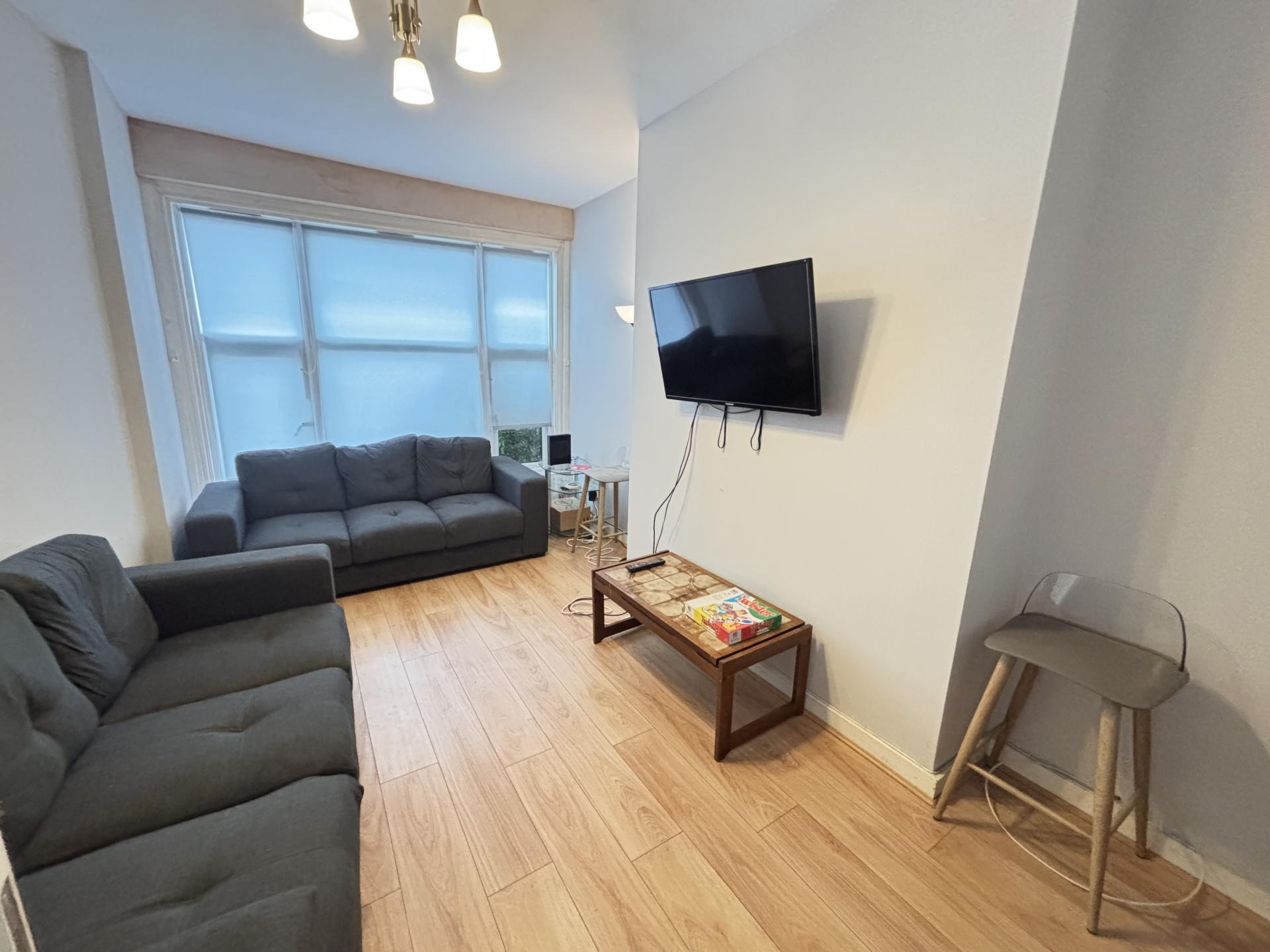 Flat Brudenell Avenue in Leeds