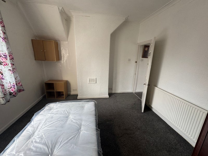 Room Derinton Road in Greater London