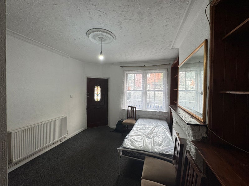Room Derinton Road in Greater London