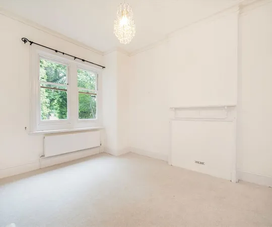 Flat Egerton Road in Elmbridge