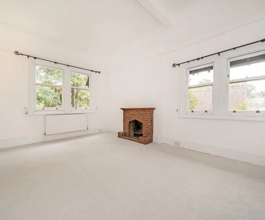 Flat Egerton Road in Elmbridge