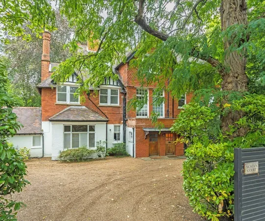 Flat Egerton Road in Elmbridge