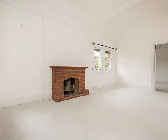 Flat Egerton Road in Elmbridge