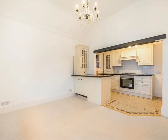 Flat Egerton Road in Elmbridge