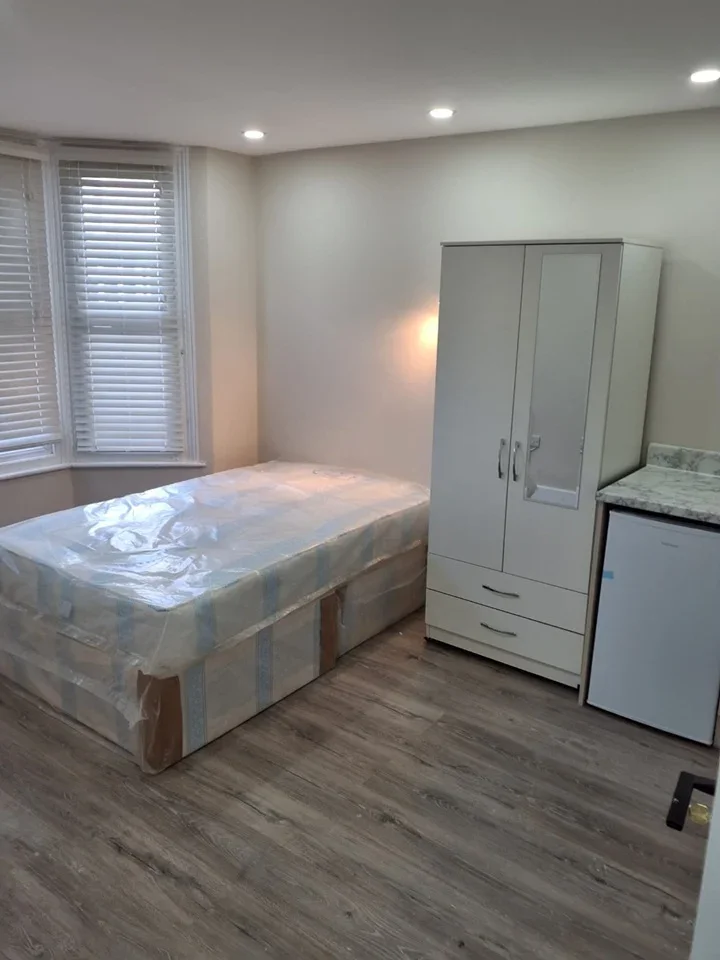 Flat Leavesden Road in Watford