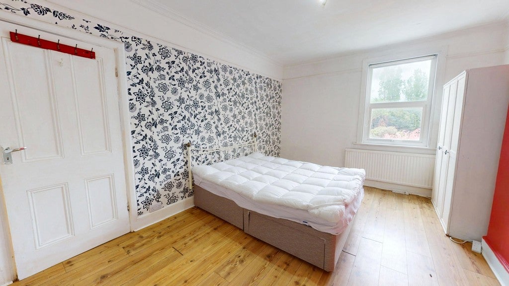 Flat Craignish Avenue in Greater London