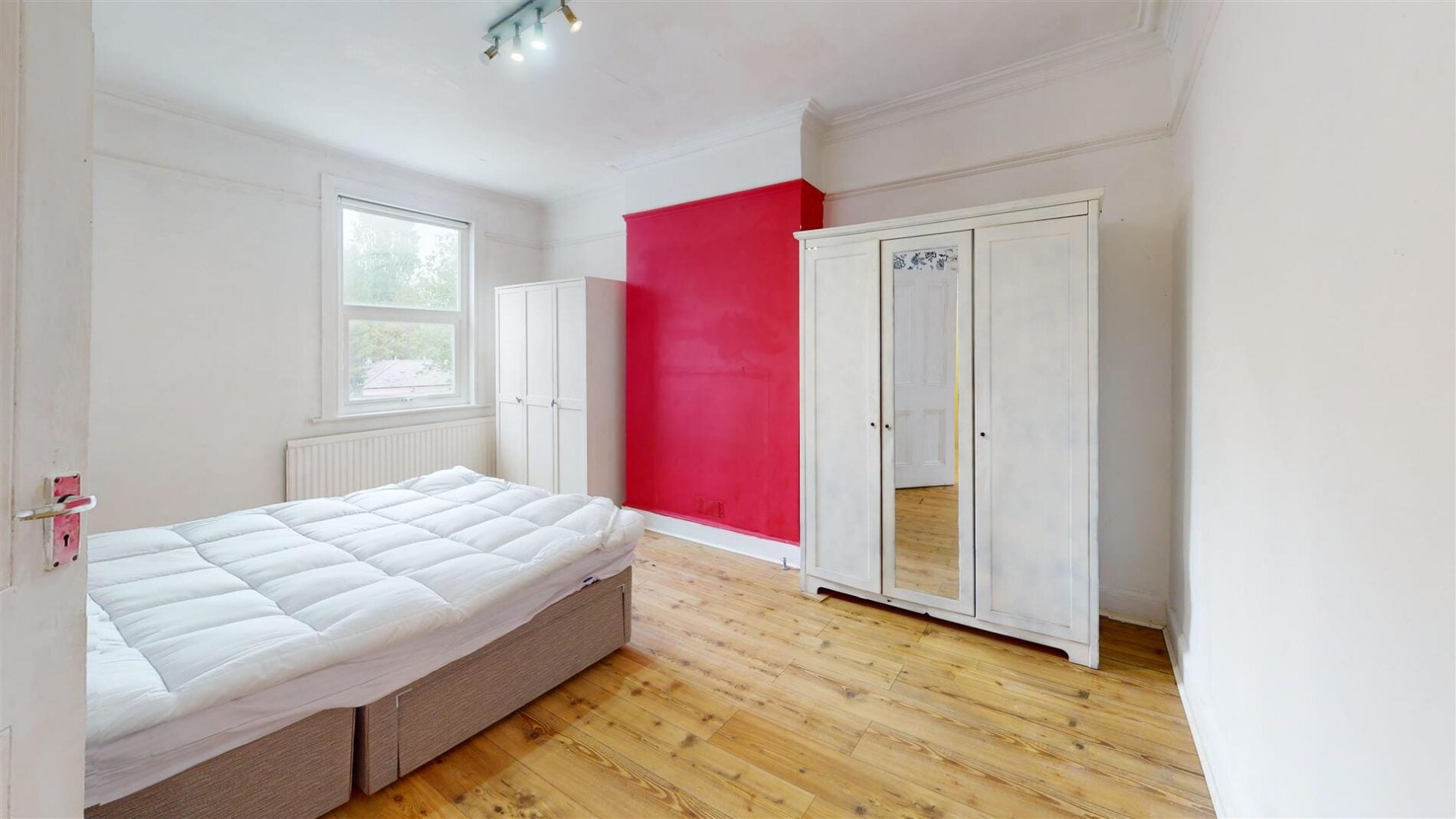 Flat Craignish Avenue in Greater London