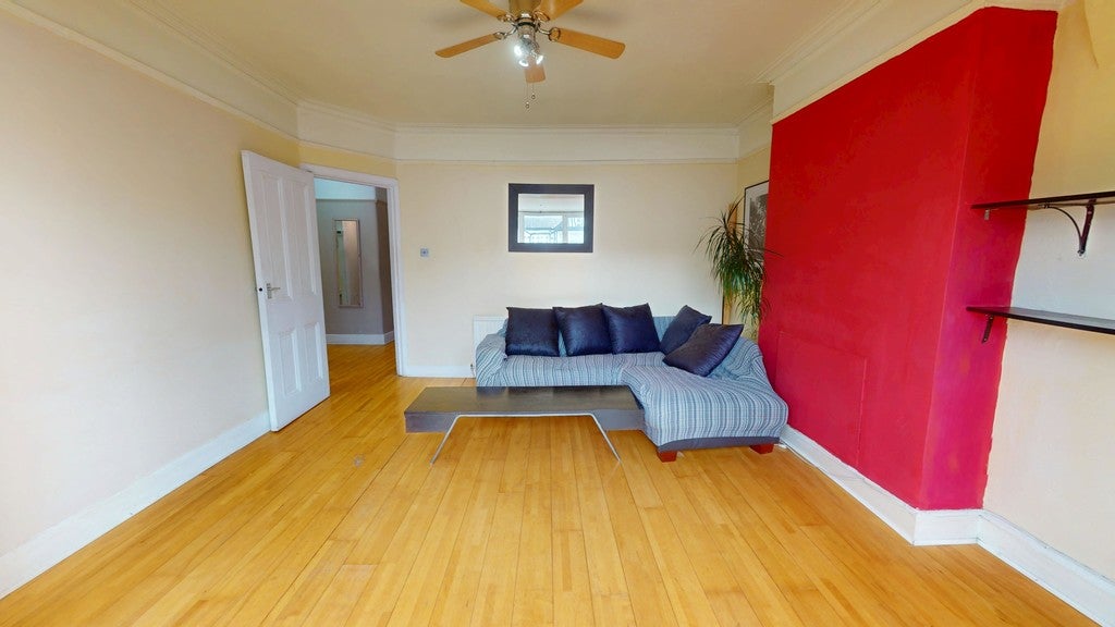 Flat Craignish Avenue in Greater London