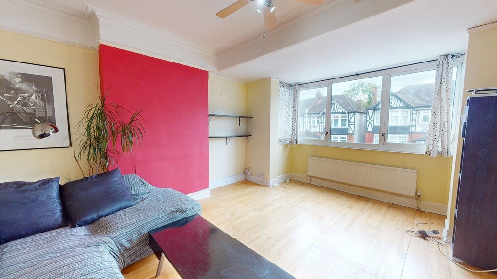 Flat Craignish Avenue in Greater London