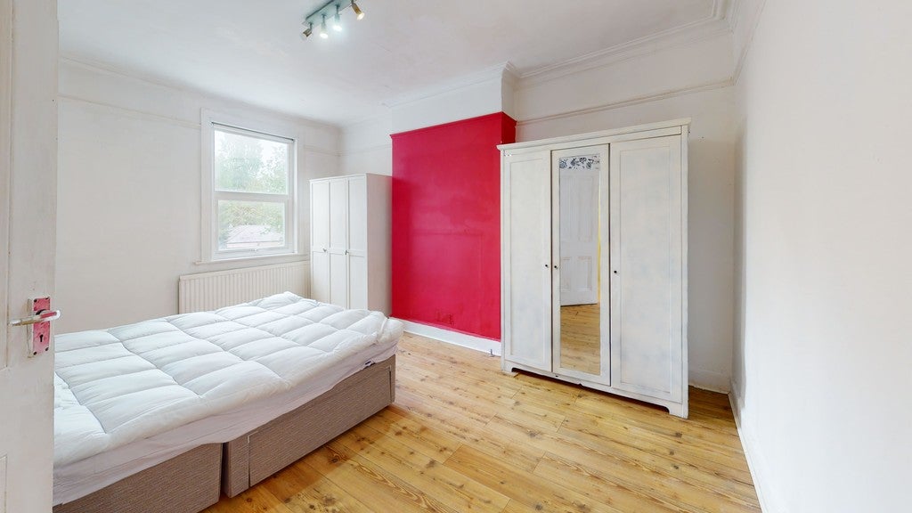 Flat Craignish Avenue in Greater London