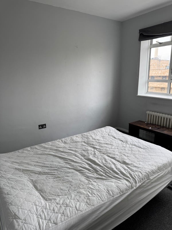 Room Churchill Gardens Road in City of Westminster