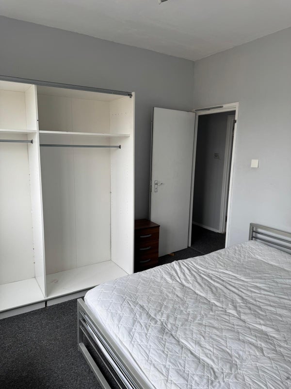 Room Churchill Gardens Road in City of Westminster