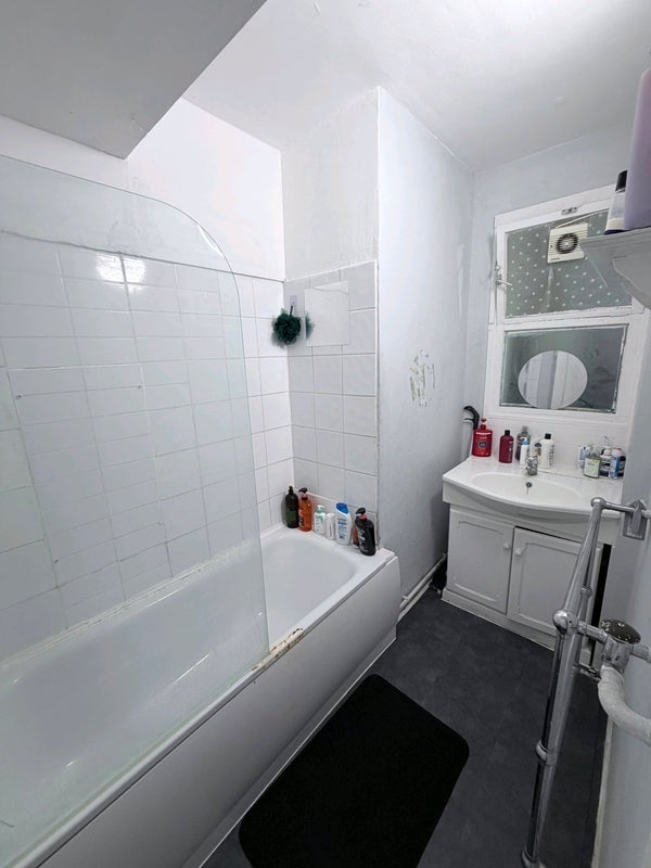 Room Churchill Gardens Road in City of Westminster