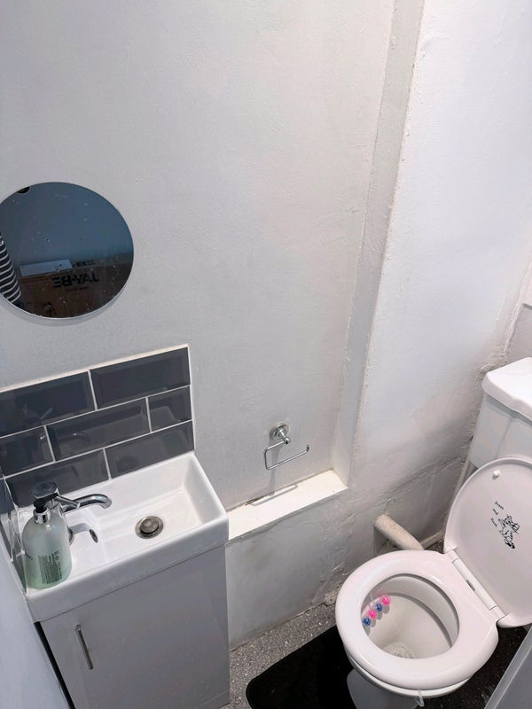 Room Churchill Gardens Road in City of Westminster