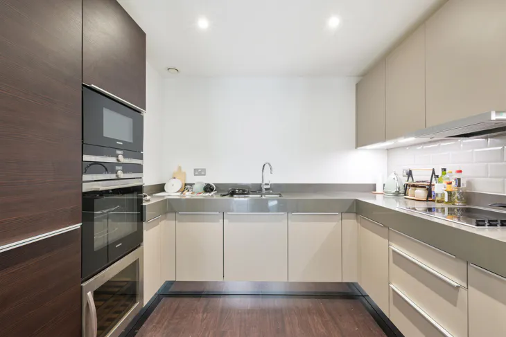 Flat Alie Street in Greater London