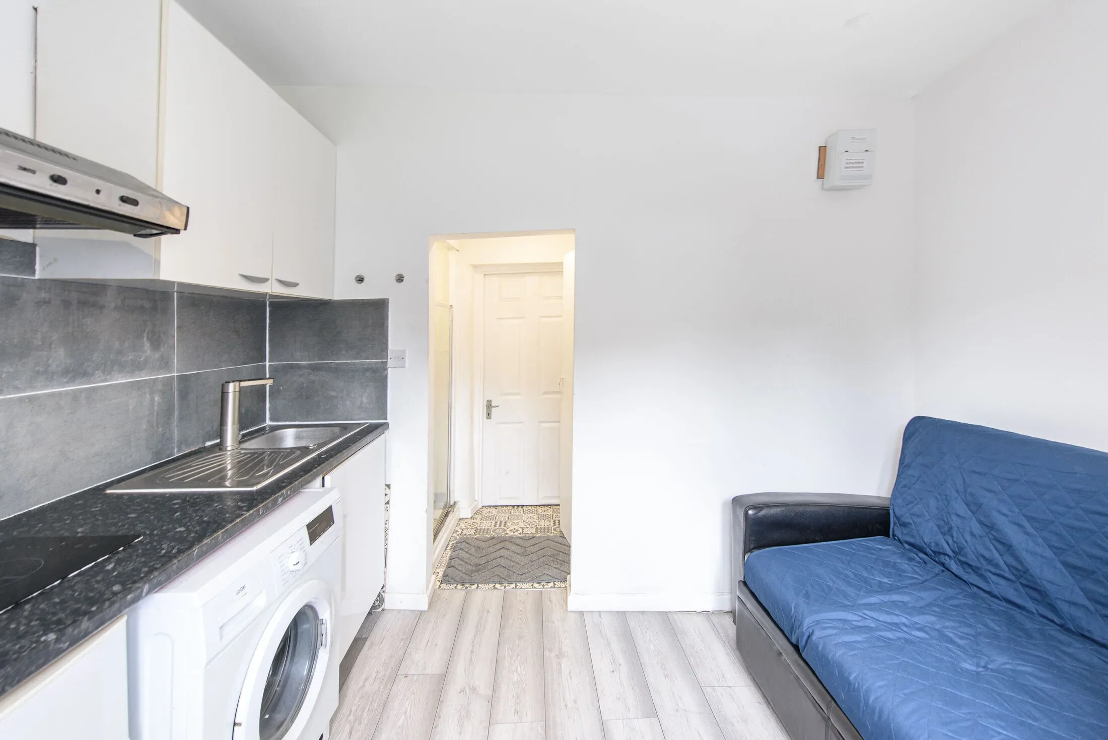 Flat Hemstal Road in Greater London