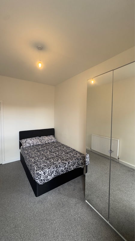 Room Elderslie Street in Glasgow
