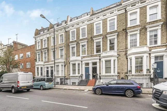 Flat Finborough Road in Greater London