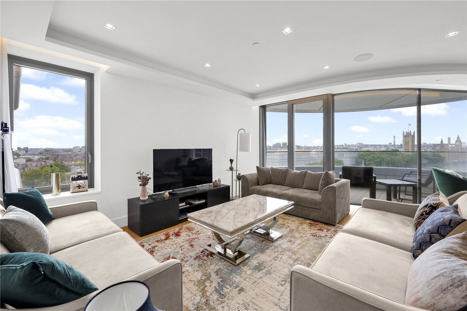 Flat Albert Embankment in Greater London