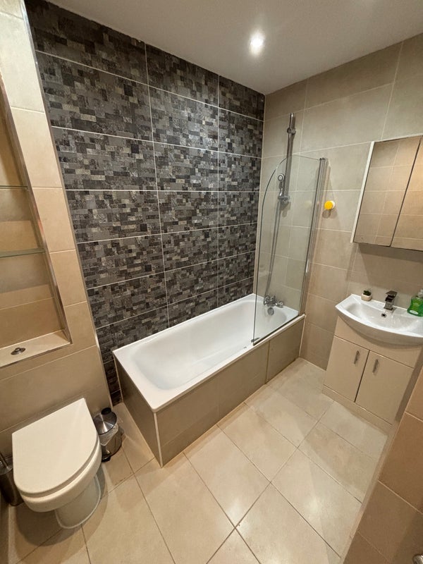 Flat Cambridge Heath Road in Greater London