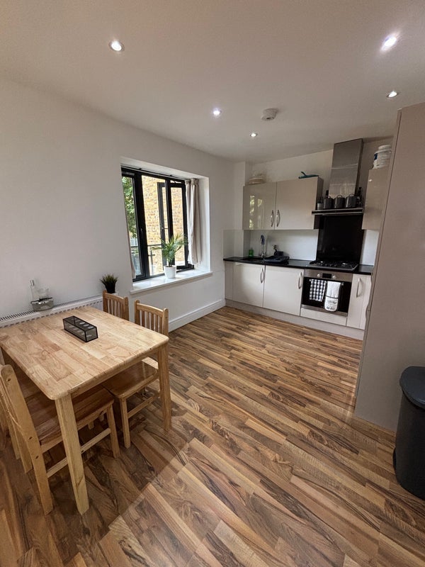 Flat Cambridge Heath Road in Greater London