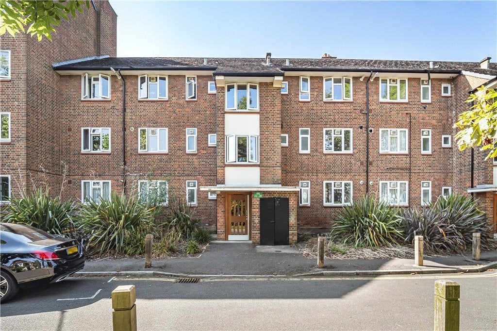 Flat Chartfield Avenue in Greater London