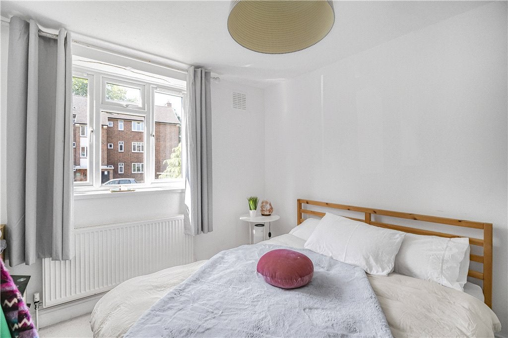 Flat Chartfield Avenue in Greater London
