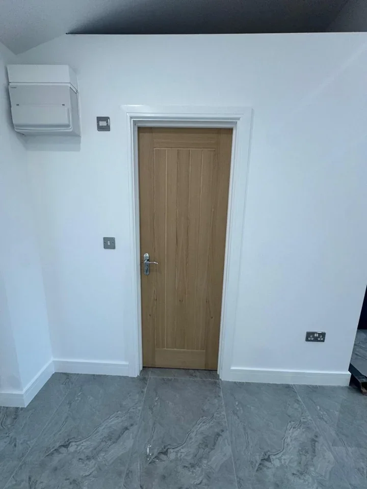 Flat Bramcote Avenue in Greater London