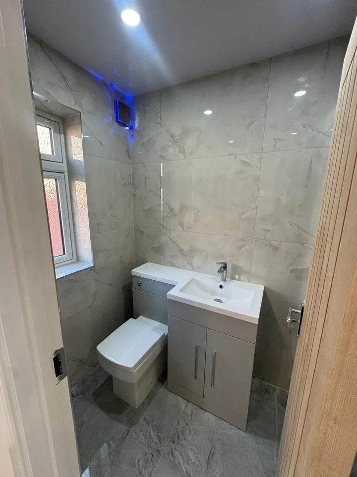Flat Bramcote Avenue in Greater London