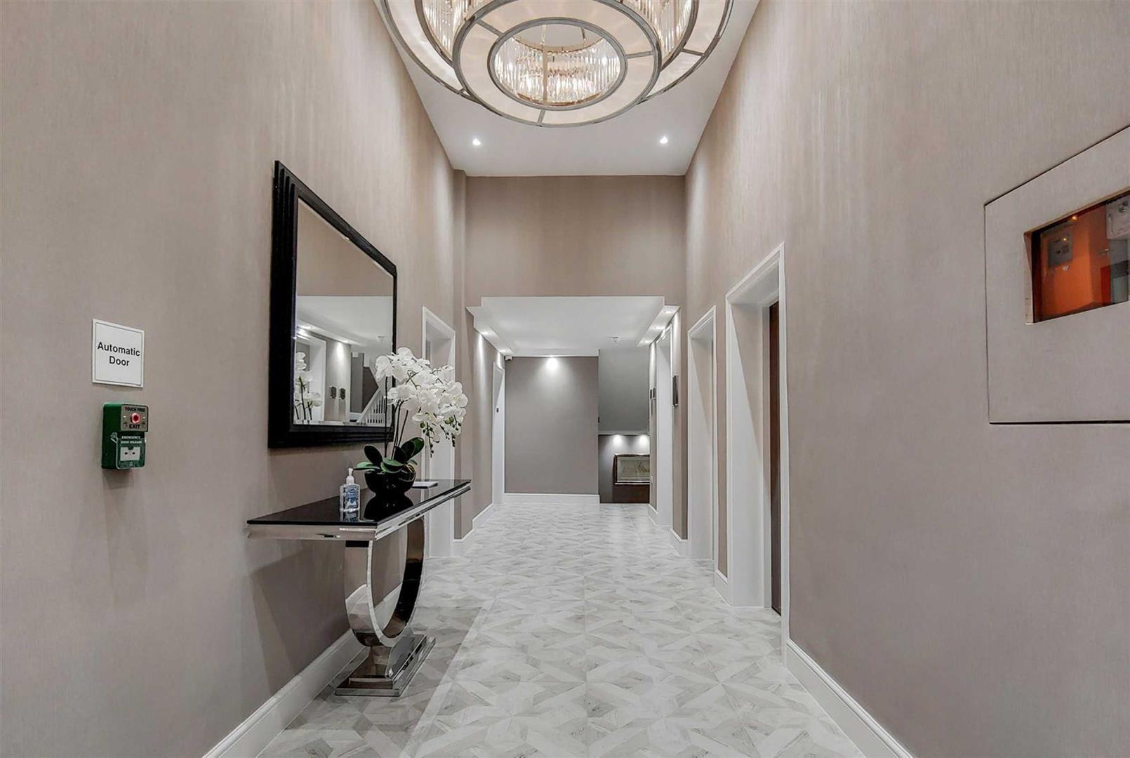 Flat Fitzjohn's Avenue in Greater London
