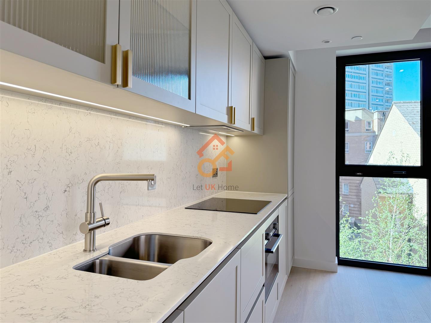 Flat TOTTERIDGE COMMON in London