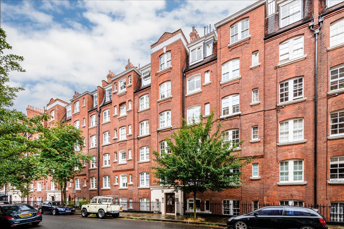 Flat Sandwich Street in Greater London