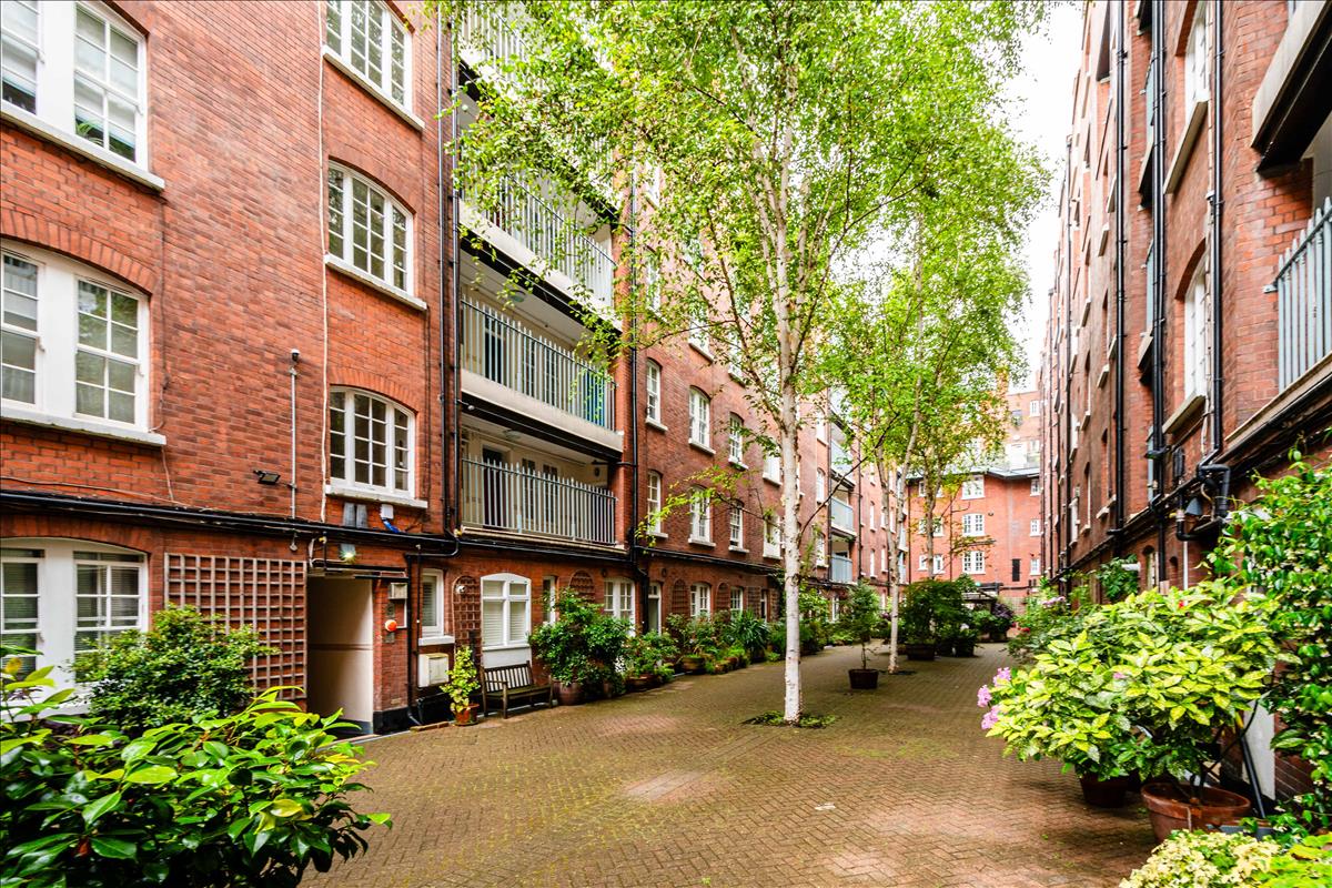 Flat Sandwich Street in Greater London