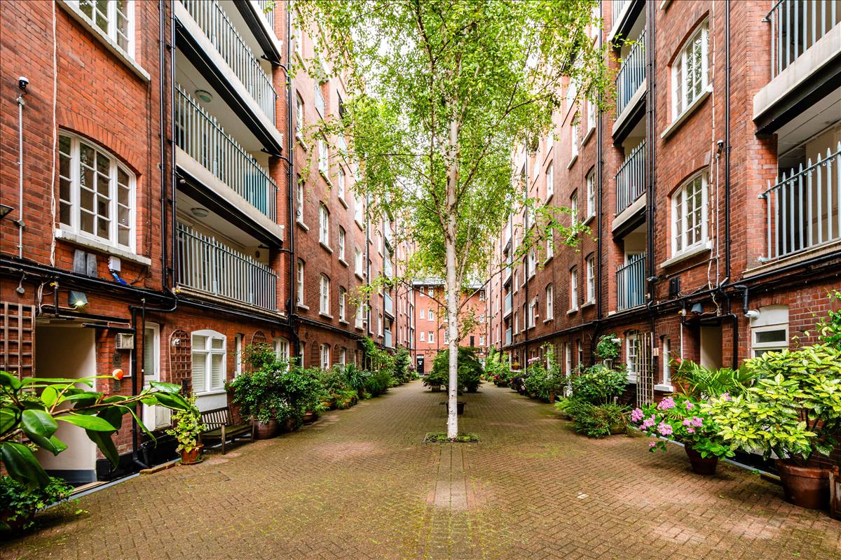 Flat Sandwich Street in Greater London