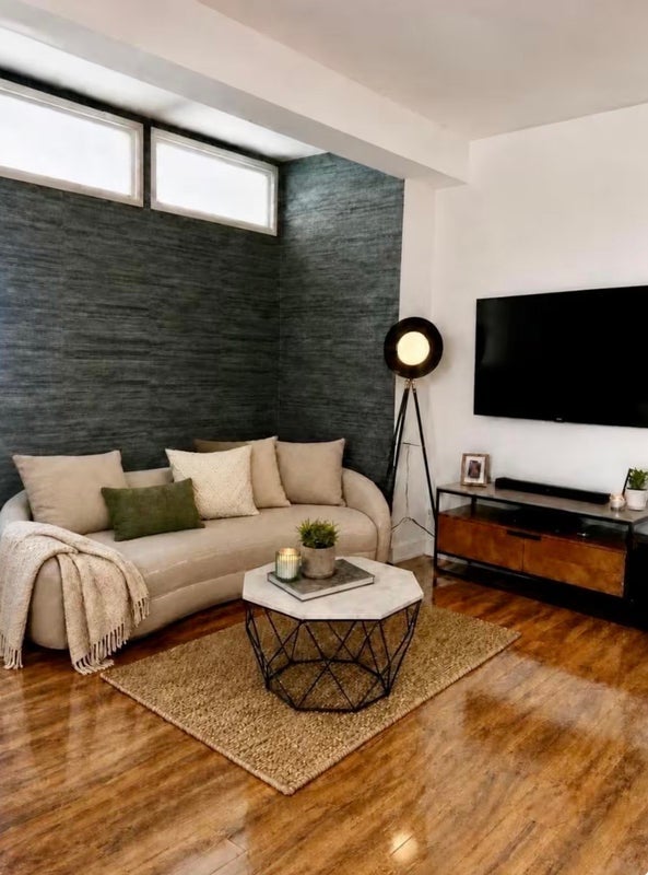 Flat Cathnor Road in Greater London