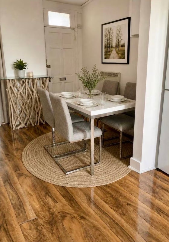 Flat Cathnor Road in Greater London