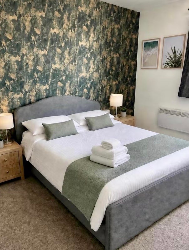 Flat Cathnor Road in Greater London