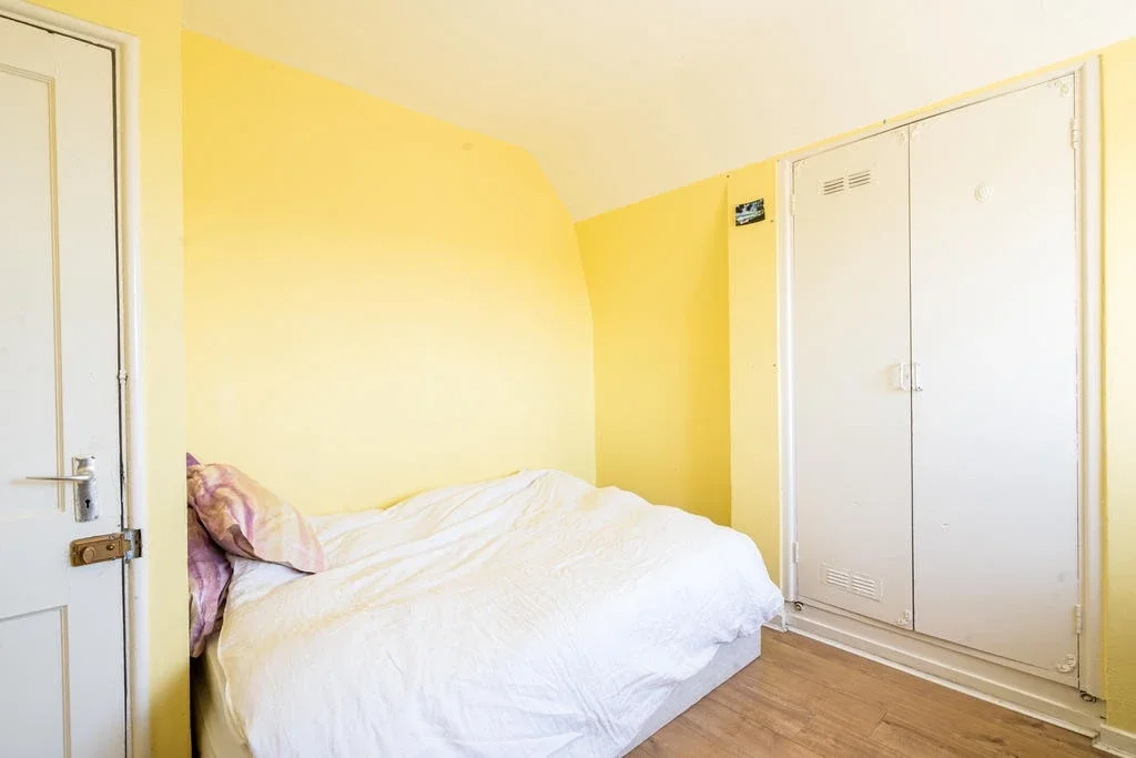 Flat Queen's Crescent in Greater London