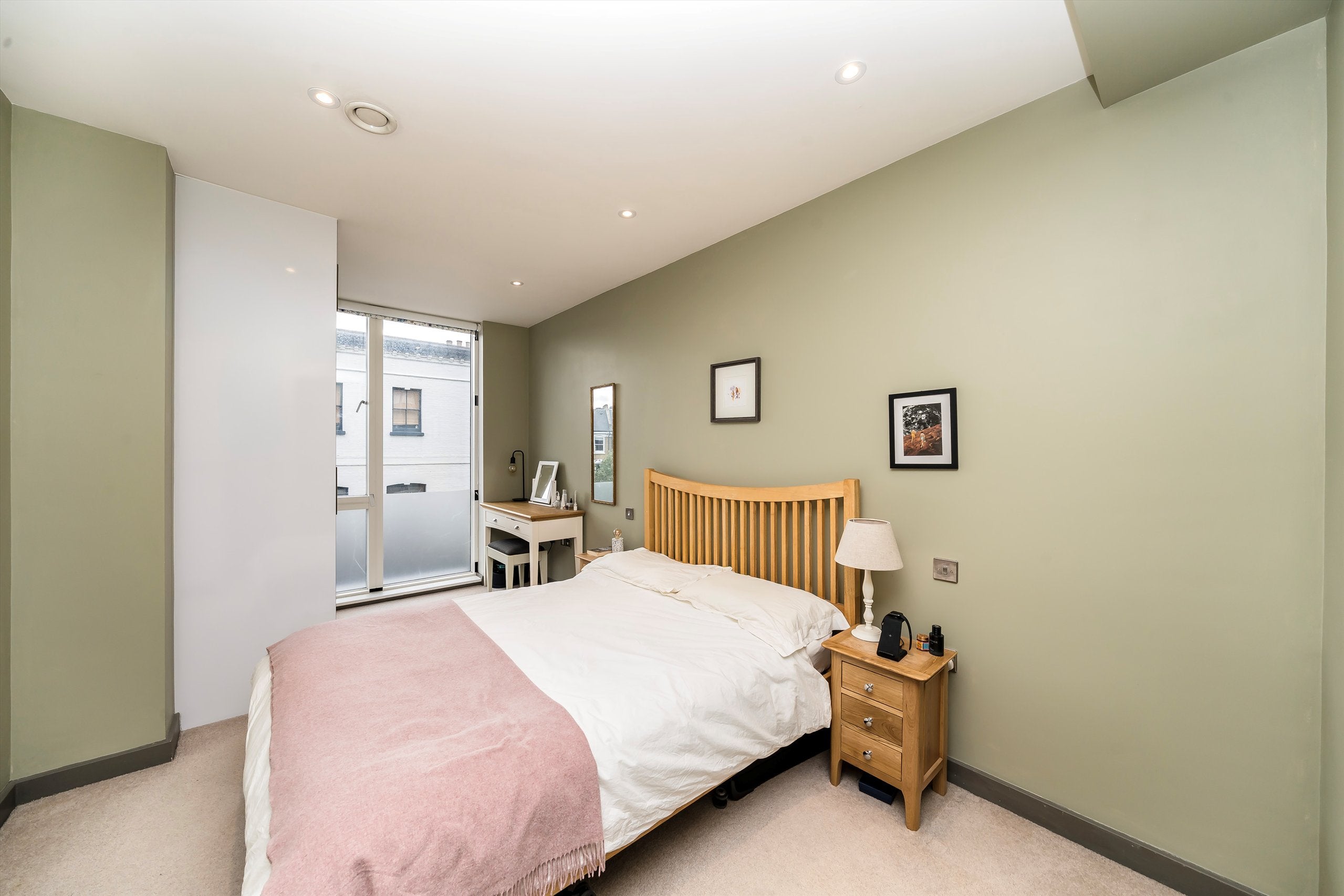 Flat Brockley Road in Greater London