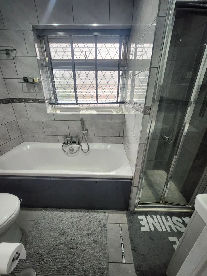 Room Graham Road in Greater London