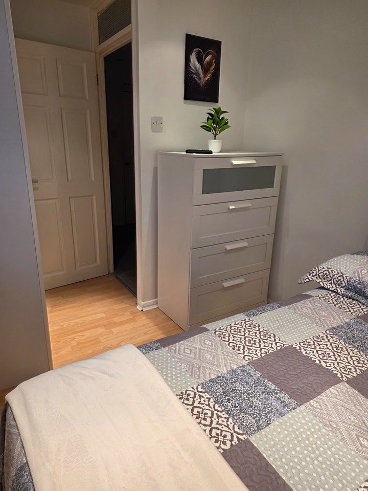 Room Graham Road in Greater London