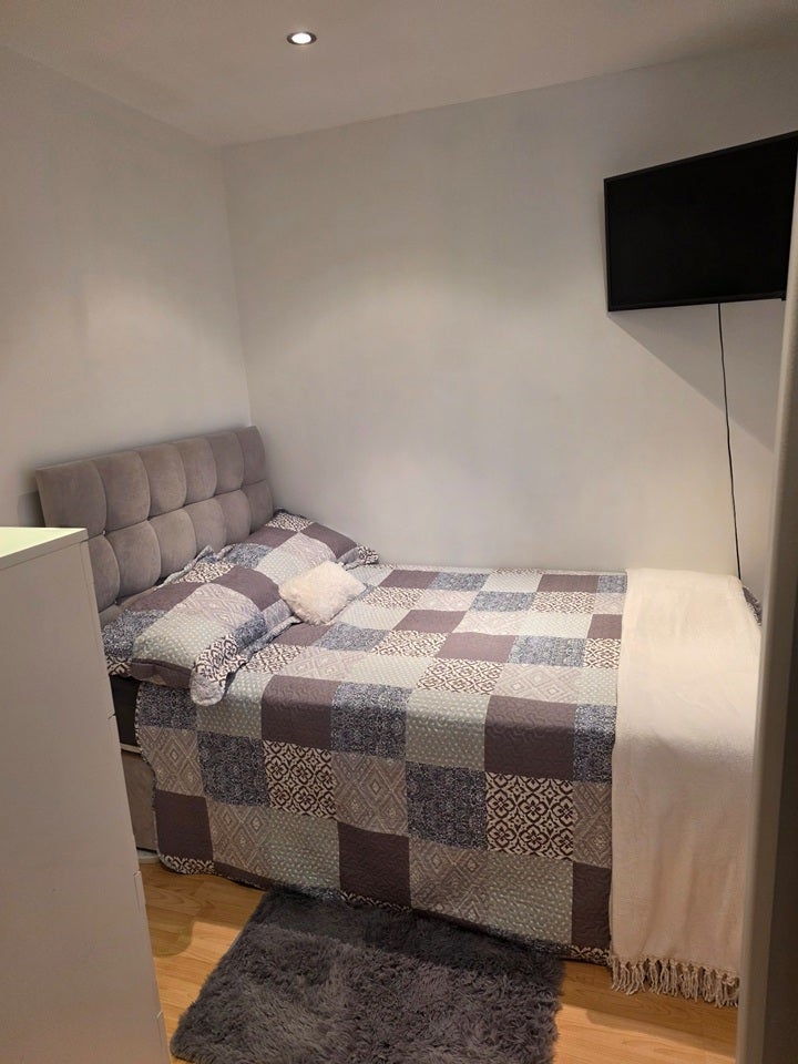 Room Graham Road in Greater London