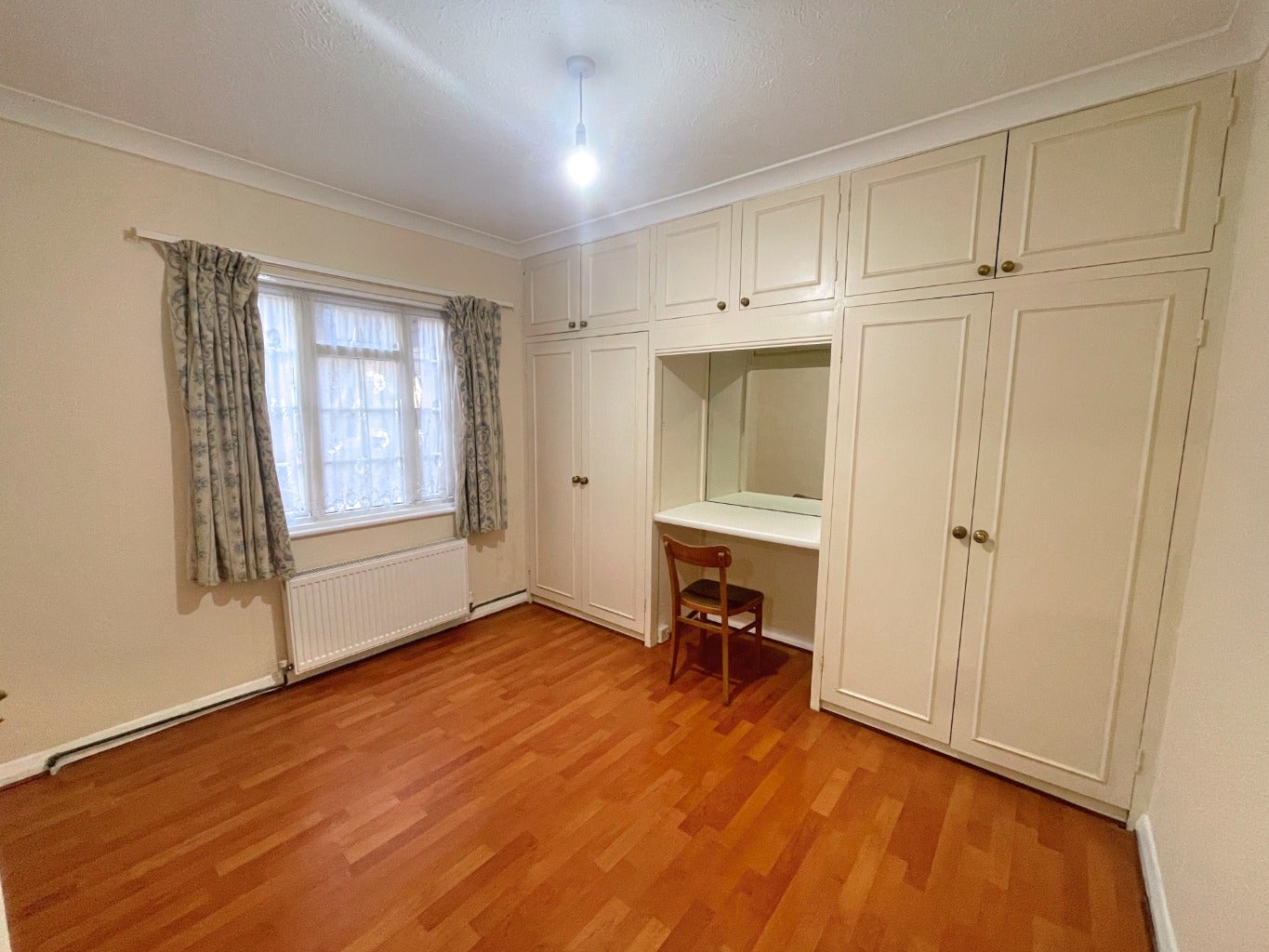 Flat Hillview Avenue in Greater London