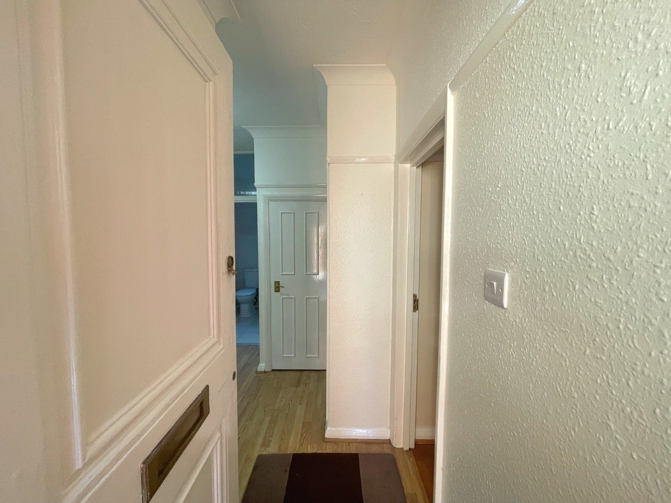 Flat Hillview Avenue in Greater London