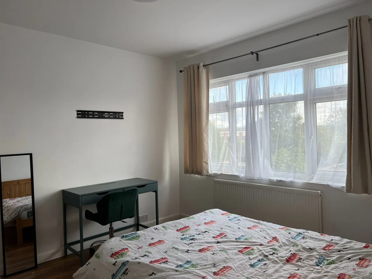 Room Bell Lane in Greater London