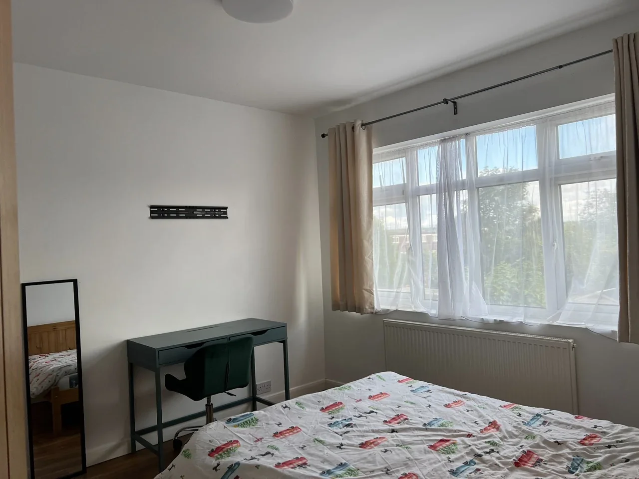 Room Bell Lane in Greater London