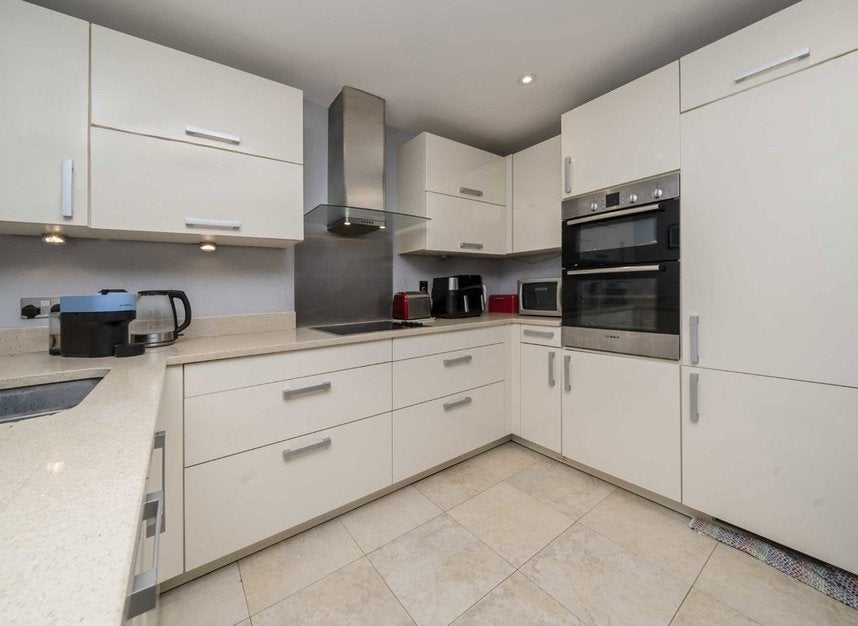 Flat Carelia Court in Greater London