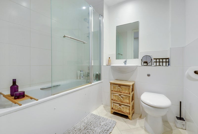 Flat Binfield Road in Greater London